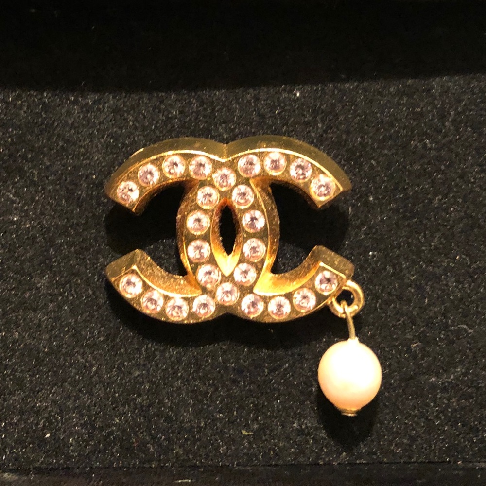 CHANEL CC Logo Brooch